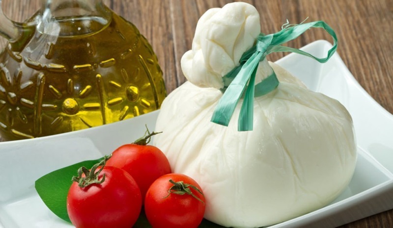 Taste the Difference: Mozzarella Stracciatella vs Other Cheeses