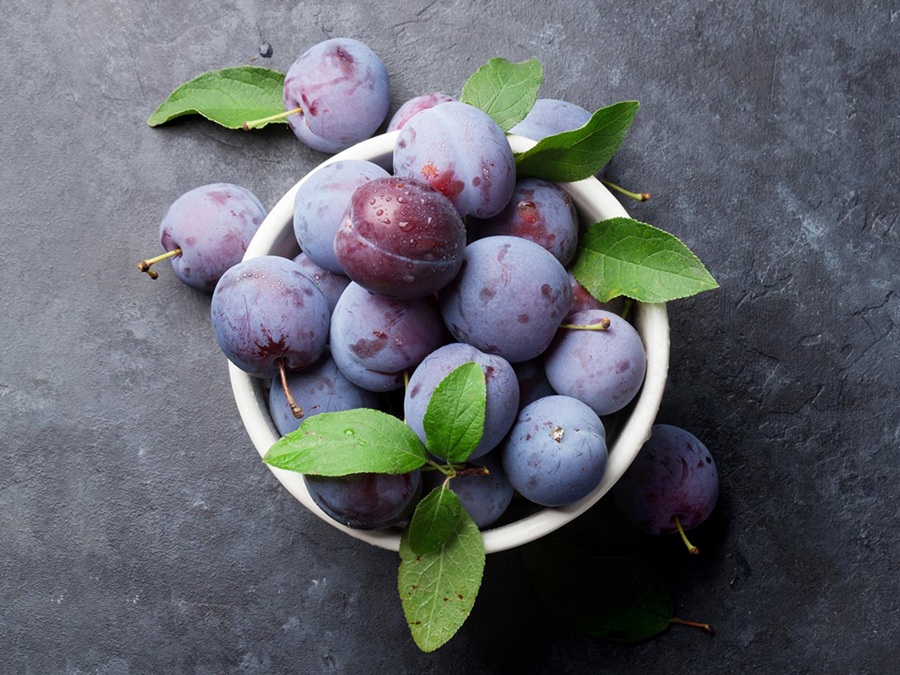 Plum Fruit: A Sweet Superfood? Benefits, Nutrition, and Potential Downsides