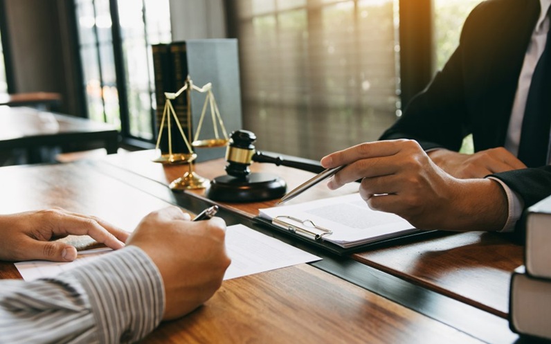 A Comprehensive Guide To Choosing An Employment Dispute Lawyer